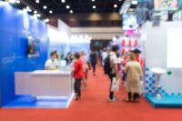 Abstrakte, verschwommene Eventausstellung mit Personenhintergrund, Konzept für Business-Convention-Shows.