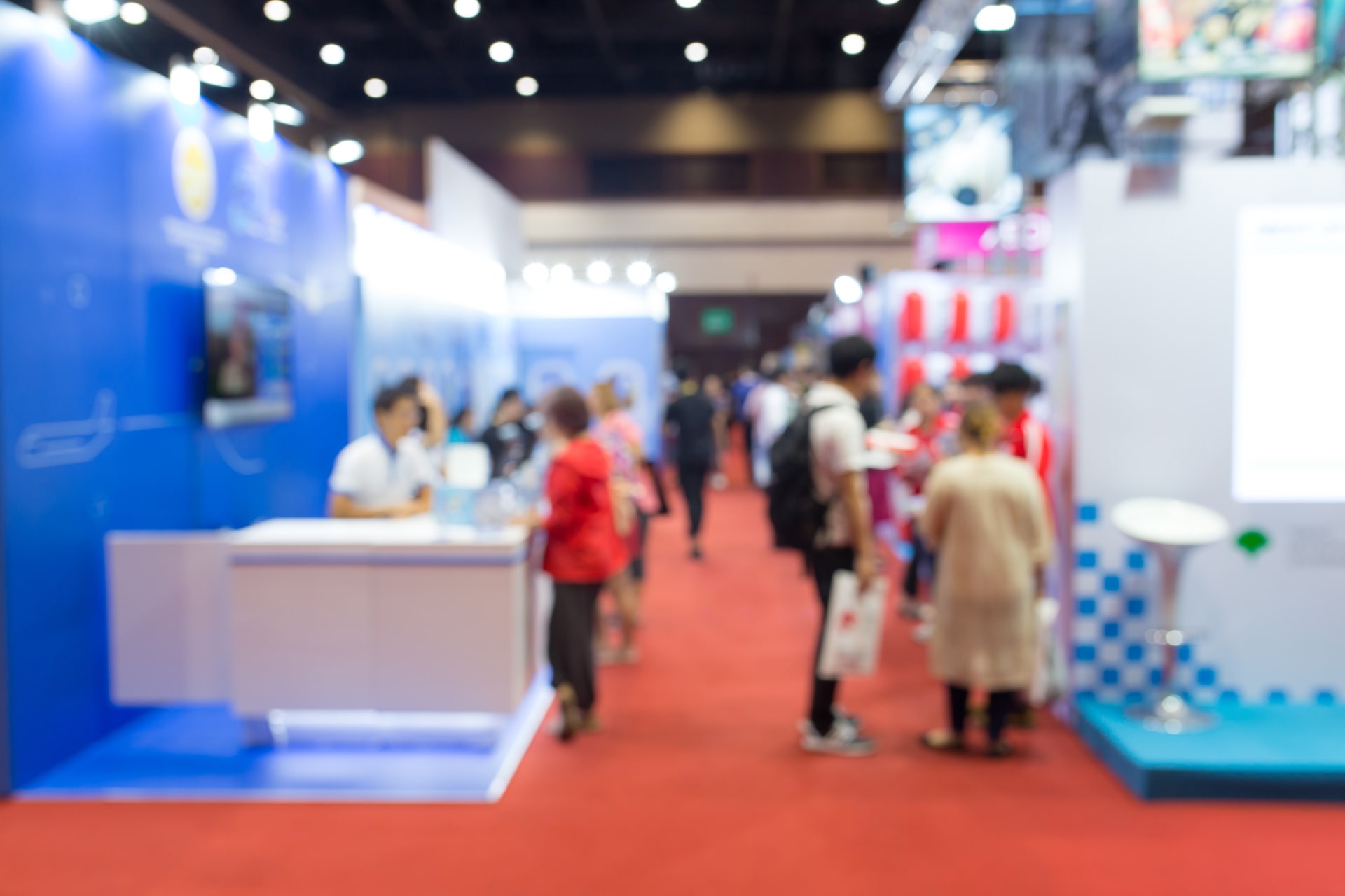 Abstrakte, verschwommene Eventausstellung mit Personenhintergrund, Konzept für Business-Convention-Shows.