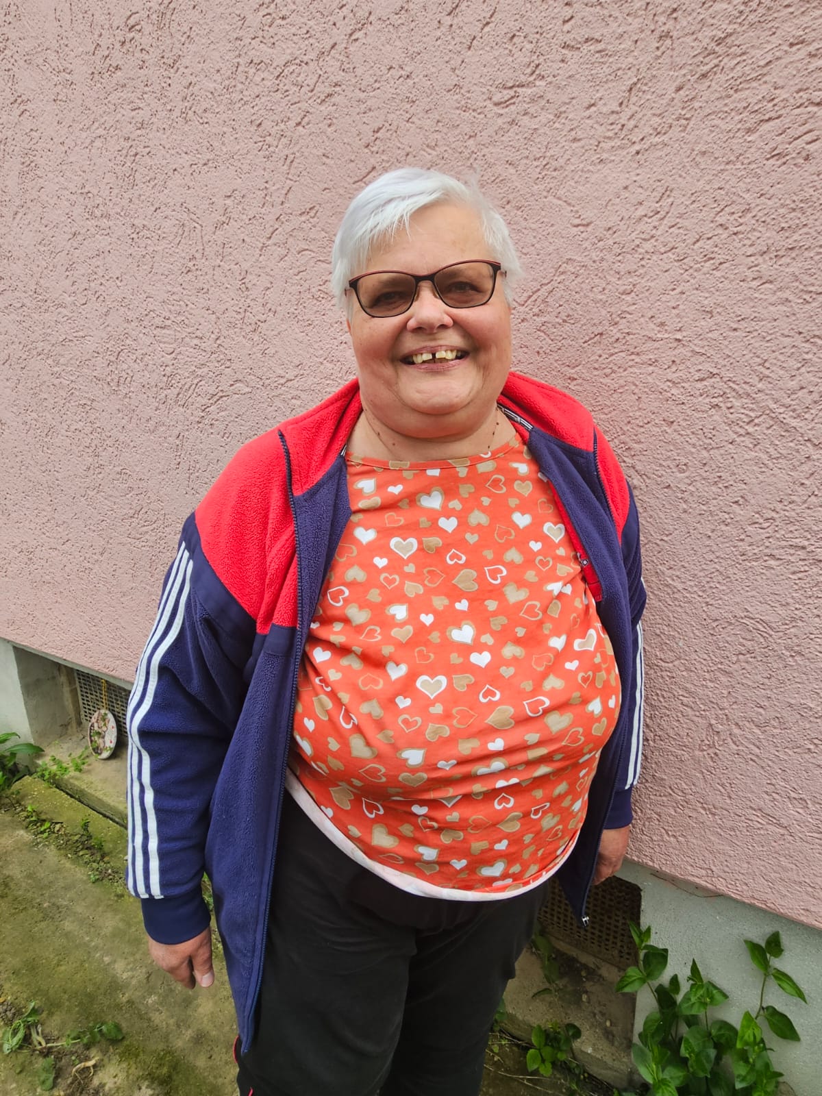 60plus Ramona Frau mit hellem Haar und Brille, lächelnd.