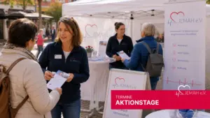 Das Bild zeigt eine Gruppe von fünf jungen Erwachsenen, die entspannt auf einem Holzsteg an einem ruhigen See sitzen. Sie unterhalten sich angeregt und lächeln, was eine positive und offene Gemeinschaft widerspiegelt. Die Szene ist in warmes Abendlicht getaucht, das eine friedliche und einladende Atmosphäre schafft. Im Hintergrund sind bewaldete Ufer sichtbar. Die Kleidung der Personen ist leger und spiegelt eine Freizeitaktivität wider. Das Bild symbolisiert Geselligkeit und Zusammenhalt im Rahmen der Aktivitäten von jemah e.V., ideal für 'Termine Vereinsleben'.