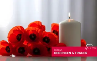 Eine brennende weiße Kerze umgeben von roten Mohnblumen auf hellem Hintergrund, symbolisiert Gedenken und Trauer von jemah e.V.
