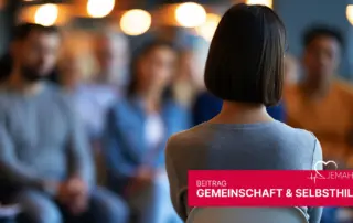 Rückansicht einer Person in einer Gruppe, die einer Veranstaltung von jemah e.V. beiwohnt, thematisch Gemeinschaft & Selbsthilfe.
