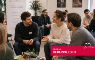Mehrere junge Erwachsene sitzen bei einem JEMAH e.V. Treffen zusammen und unterhalten sich lächelnd und angeregt.